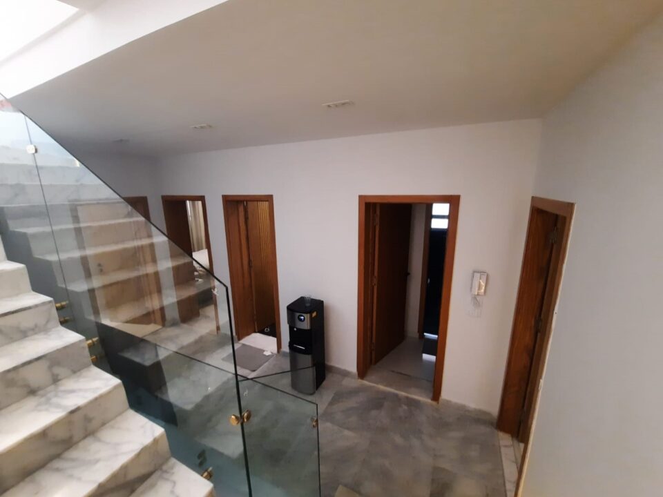 gallery-item